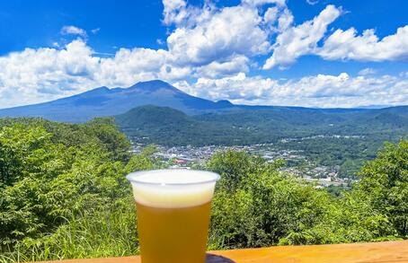 デッキでビールと浅間山